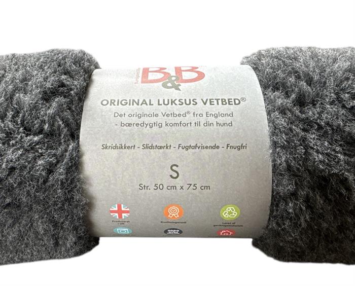 B&B Original Luksus Vetbed® – premium hundetæppe i 95 % genbrugsmaterialer. Skridsikkert, allergivenligt, vaskbart & ledaflastende. Ekstra blødt & slidstærkt 🐶♻️✨