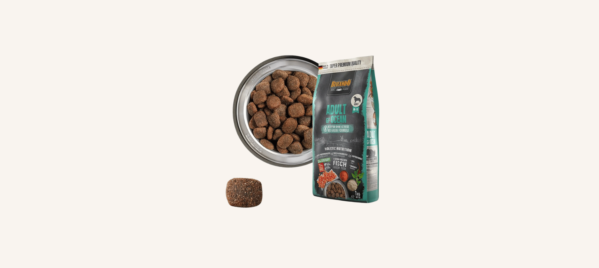 Belcando hundefoder i forskellige emballager med hunde på forsiden og en skål med kibble foran.