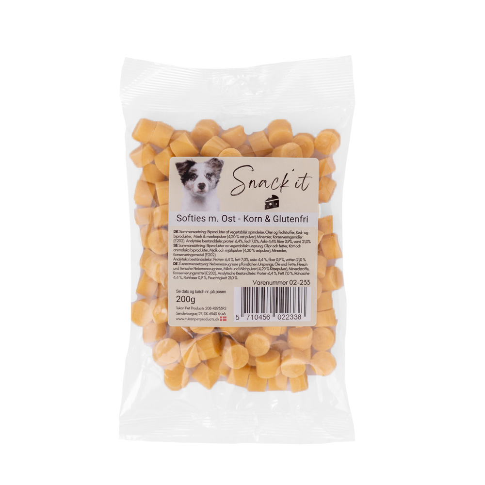 Snack’it Softies med ost er lækre, semi-bløde godbidder skabt til hunde, der ikke kan få nok af den rige, aromatiske ostesmag. Med 4,2 % ostepulver og en blød, tyggevenlig konsistens er de perfekte til træning, aktivering og daglige belønninger.