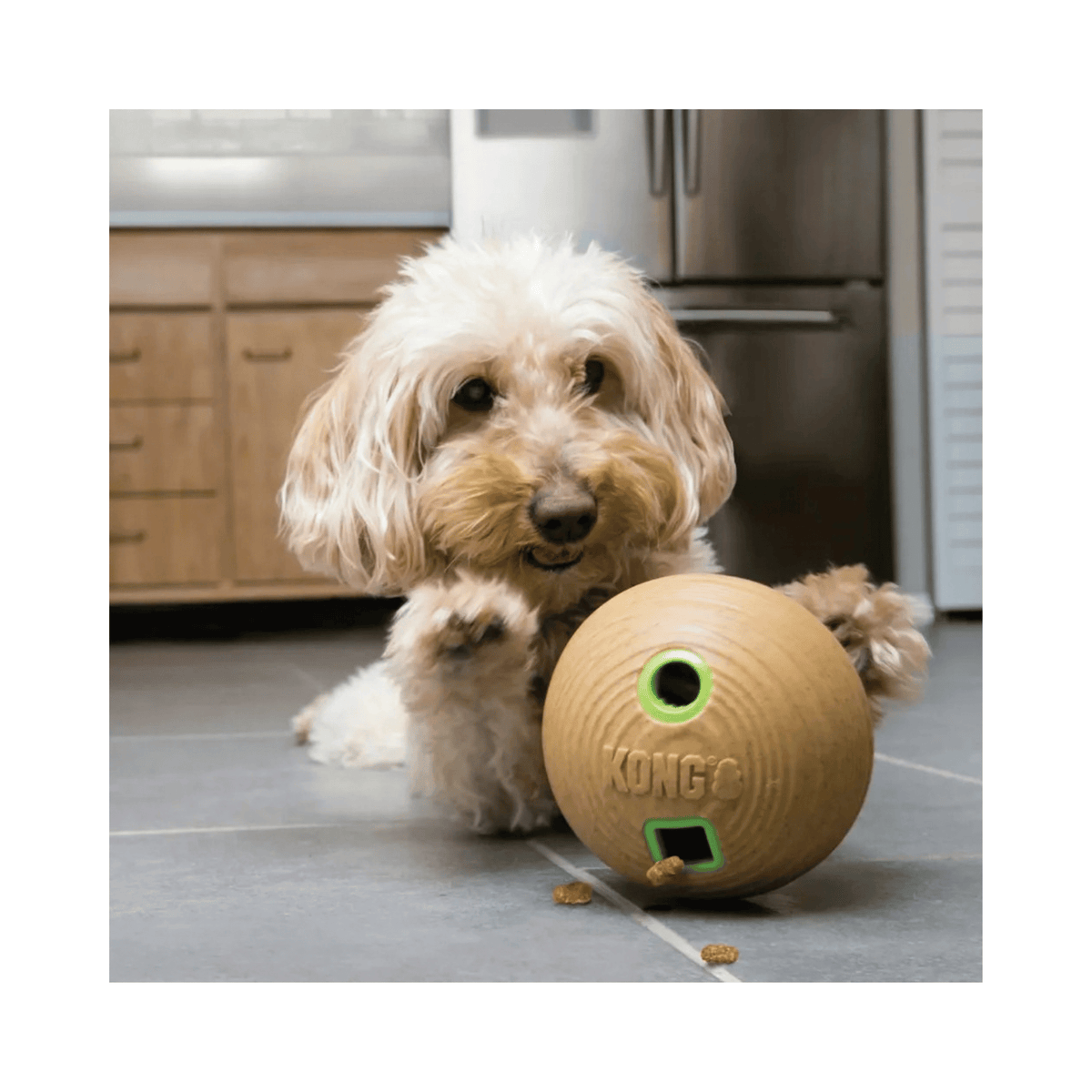 KONG Bamboo Feeder Ball Ø12 cm beige aktiverende foderbold til hund