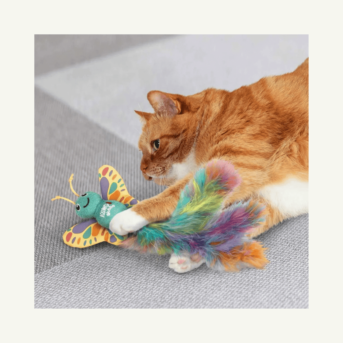 KONG Cat Wubba Butterfly kattelegetøj med catnip, fjer, knitrende vinger og rangle