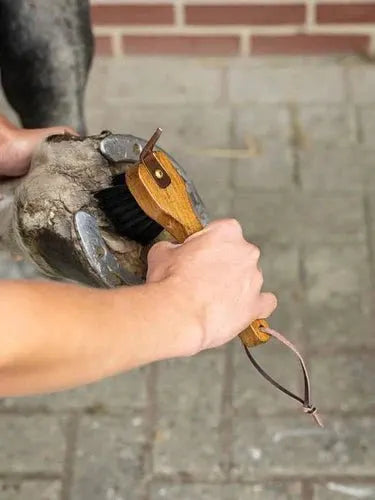 Hovrenser - LeMieux Artisan Hoof Pick One Size Brown Udgår by LeMieux
